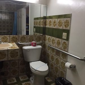 Zimmer mit Kingsize-Bett für Gäste mit Behinderungen