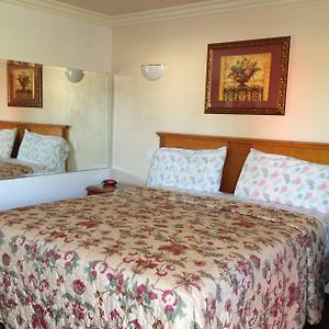 Zimmer mit Kingsize-Bett